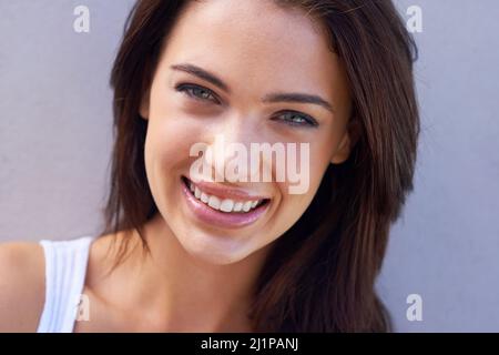 Elle pourrait charmer tout le monde. Studio portrait d'une belle jeune brunette. Banque D'Images