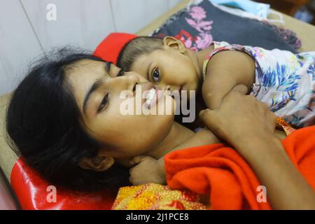 Les patients atteints de diarrhée ont augmenté ces derniers temps en raison de la hausse des températures et de la pénurie d'eau potable à Dhaka le 27 mars 2022. A Banque D'Images