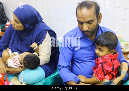 Les patients atteints de diarrhée ont augmenté ces derniers temps en raison de la hausse des températures et de la pénurie d'eau potable à Dhaka le 27 mars 2022. A Banque D'Images