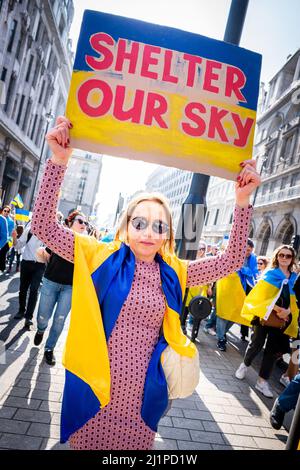 Des milliers de marche en solidarité contre la guerre en Ukraine. "Londres est avec l'Ukraine" montre le soutien au peuple ukrainien. Samedi 26 mars 22. Banque D'Images