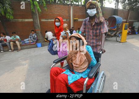 Les patients atteints de diarrhée ont augmenté ces derniers temps en raison de la hausse des températures et de la pénurie d'eau potable à Dhaka le 27 mars 2022. A Banque D'Images