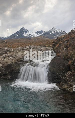 Cascade en face de Sgurr Nan Gillean Cuillin Hills Isle of Skye Scotland UK Banque D'Images