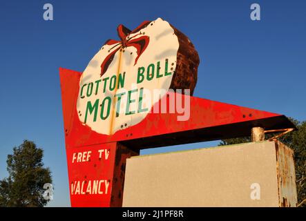 Un vieux panneau au néon marque l'ancien Cotton Boll Motel sur la route 66 à Canute, Oklahoma. Le motel a fermé ses portes en 1979. Banque D'Images