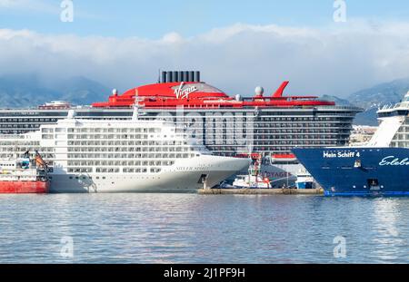 Las Palmas, Grande Canarie, Îles Canaries, Espagne, 27th mars 2022. Le bateau de croisière Virgin Voyages, Valiant Lady, survole d'autres bateaux de croisière à Las Palmas sur la Gran Canaria lors de sa première croisière sur les îles Canaries. Parmi les 80s étoiles qui se présentent à bord, citons Martin Fry d'ABC, Tony Hadley de Spandau Ballet, Toya... Crédit : Alan Dawson/Alay Live News. Banque D'Images