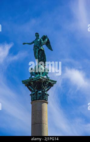 Stuttgart, Bade-Wurtemberg, Allemagne : sculpture d'un ange et de quatre lions sur un pilier, pilier jubiläumssäule sur la place Schlossplatz. Banque D'Images