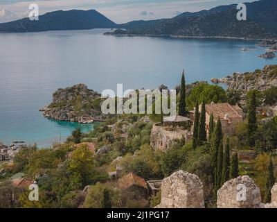 Voyage et attractions touristiques sur l'île de Kekova, Turquie. Vue magnifique sur les paysages marins depuis le village de Kalekoy, Demre, vue avec bateau et îles en mer Banque D'Images