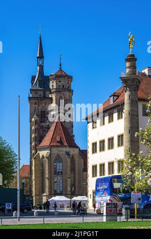 Vue sur la Collégiale (Stiftskirche) ainsi que la vieille Chancellerie (Alte Kanzlei) et la colonne de mercure (Merkursäule), Stuttgart, Allemagne. Banque D'Images