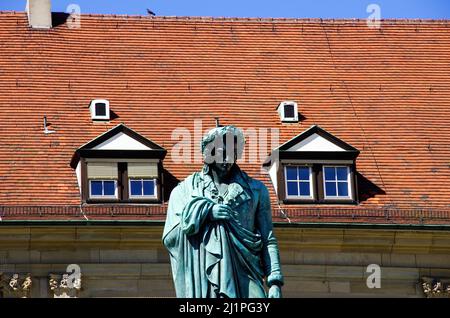 Stuttgart, Bade-Wurtemberg, Allemagne : Mémorial de Friedrich Schiller en face de la résidence du Prince (Prinzenbau) sur Schillerplatz. Banque D'Images