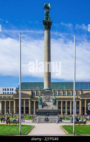 Stuttgart, Bade-Wurtemberg, Allemagne : scène animée sur Schlossplatz avec vue sur la Royal Hall (Königshalle) et le Jubilee Pillar (Jubiläumssäule). Banque D'Images