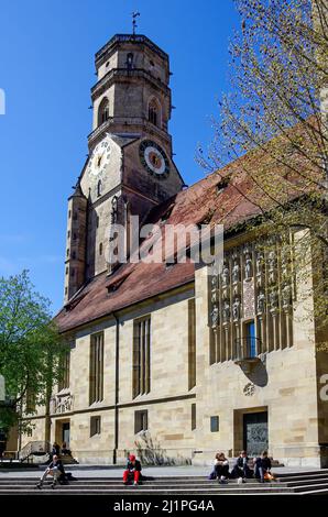 Stuttgart, Bade-Wurtemberg, Allemagne : façade sud-est de la Collégiale (Stiftskirche) avec porte de l'apôtre (Aposteltor) et parpiste envengée. Banque D'Images