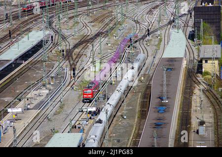 Stuttgart, Bade-Wurtemberg, Allemagne: Voies ferrées et autres structures de circulation ferroviaire, Stuttgart Central Station, 10 avril 2012. Banque D'Images