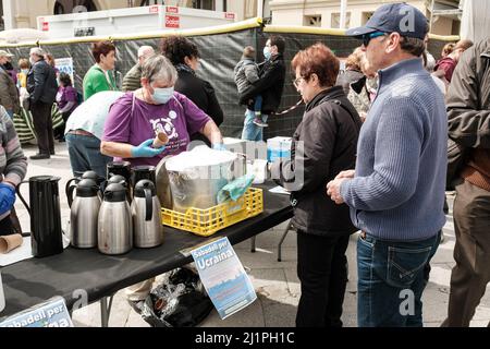 Sabadell - Catalogne, ESPAGNE - Mars 27th de 2022: Les gens font la queue pour goûter le chocolat chaud pendant le festival de solidarité avec l'Ukraine Banque D'Images