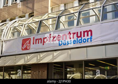 Centre de vaccination de Corona à Bertha-von-Suttner-Platz, en face de la gare centrale de Düsseldorf, en Allemagne. Banque D'Images