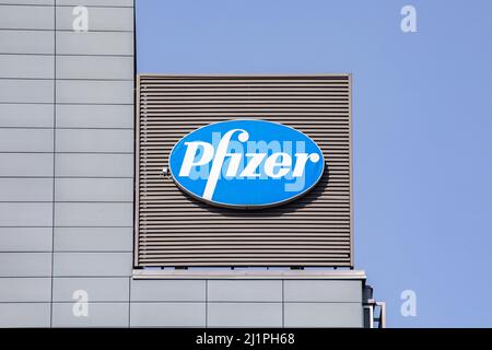 Le logo Pfizer est signé sur le siège finlandais de Pfizer Pharmaceuticals à Helsinki, en Finlande Banque D'Images