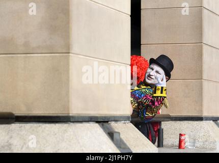 Londres, Angleterre, Royaume-Uni. Accueil d'un personnage aux couleurs vives devant la station de métro Westminster Banque D'Images