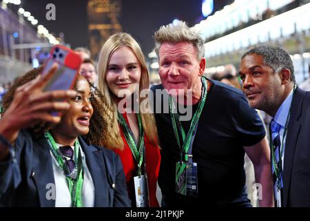 Tilly Ramsey (GBR) présentateur et chef de télévision et Gordon Ramsey (GBR) Chef de célébrité sur la grille. 27.03.2022. Championnat du monde de Formule 1, Rd 2, Grand Prix d'Arabie Saoudite, Jeddah, Arabie Saoudite, Race Day. Le crédit photo doit être lu : images XPB/Press Association. Banque D'Images