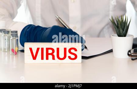 cubes en bois avec le mot virus sur fond rouge. Banque D'Images