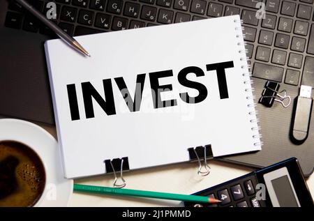 Investir dans le cloud Word, le concept d'entreprise, le meilleur fond Banque D'Images