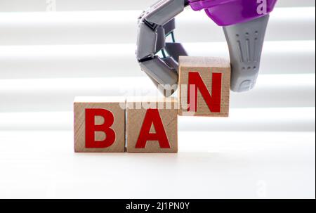 interdiction de mot faite de lettres en bois sur une grille en fer rouillé. Banque D'Images