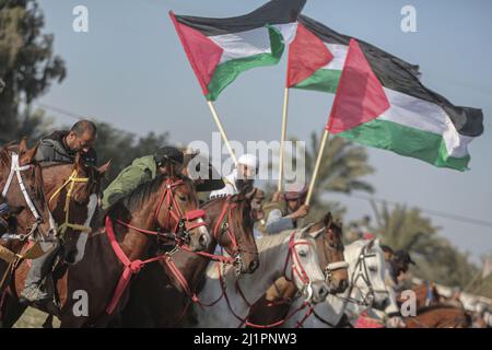 Wadi Al Salqa, Territoires palestiniens. 27th mars 2022. Les Bédouins palestiniens prennent des chevaux et des chameaux lorsqu'ils participent à une course traditionnelle pour marquer le jour de la Terre. La Journée des terres marque un incident qui a eu lieu en 1976 lorsque les troupes israéliennes ont abattu six personnes lors de manifestations contre les confiscations de terres. Credit: Mohammed Talatene/dpa/Alay Live News Banque D'Images