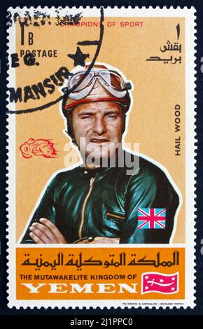 YÉMEN - VERS 1969 : un timbre imprimé au Yémen montre Mike Hailwood, British Motorcycle Road Racer, vers 1969 Banque D'Images