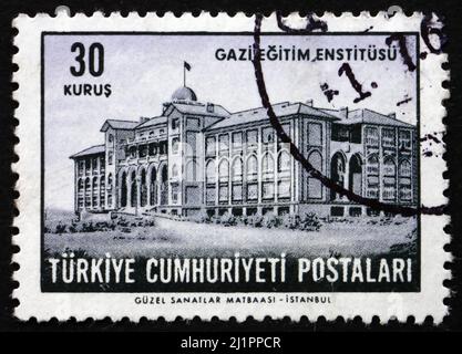 TURQUIE - VERS 1963 : un timbre imprimé en Turquie montre l'Institut d'éducation de Gazi, vers 1963 Banque D'Images