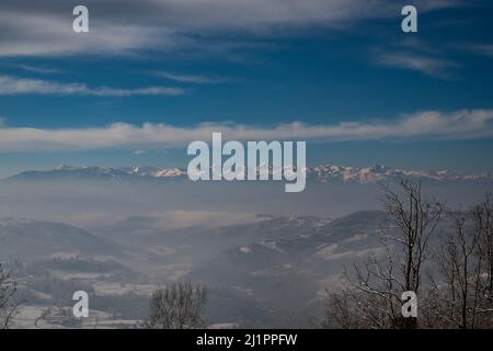 La chaîne de montagne monviso des Langhe piémontais près d'Alba. Couverte par la neige d'hiver de janvier 2022 Banque D'Images