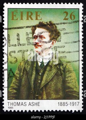 IRLANDE - VERS 1985: Un timbre imprimé en Irlande montre Tomas Ashe, Patriot et éducateur, membre de la Ligue gaélique et le républicain irlandais Brot Banque D'Images