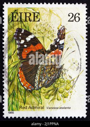 IRLANDE - VERS 1985: Un timbre imprimé en Irlande montre l'amiral rouge, Vanessa Atalanta, papillon, vers 1985 Banque D'Images