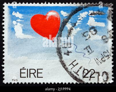 IRLANDE - VERS 1985: Un timbre imprimé en Irlande montre l'amour, ballon en forme de coeur, Saint-Valentin, vers 1985 Banque D'Images
