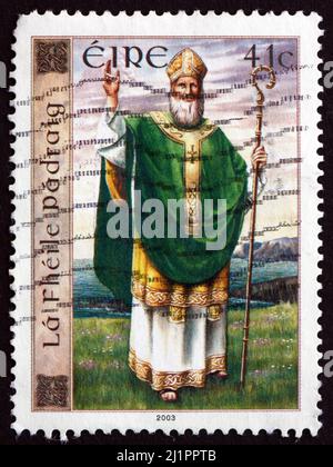 IRLANDE - VERS 2003: Un timbre imprimé en Irlande montre Saint Patrick, Saint Patrick's Day, Romano-British Christian Missionary et Bishop en Irlande, circ Banque D'Images