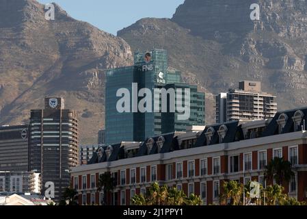 Le Cap Afrique du Sud. 2022. Les immeubles de bureaux du quartier financier sont sursitués à l'hôtel Cape Grace, au bord de l'eau, au Cap. Banque D'Images