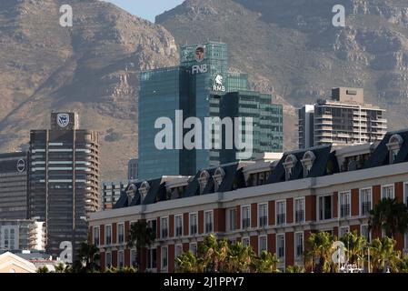 Le Cap Afrique du Sud. 2022. Les immeubles de bureaux du quartier financier sont sursitués à l'hôtel Cape Grace, au bord de l'eau, au Cap. Banque D'Images
