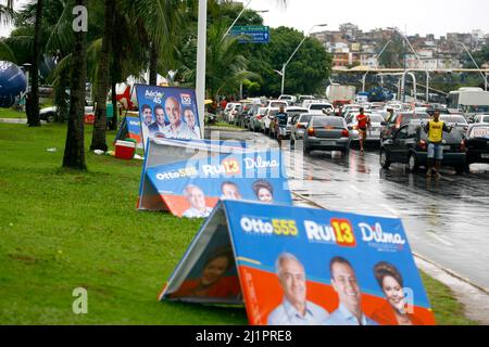 salvador, bahia, brésil - le 28 juillet 2014 : un comité de propagande lors de la campagne électorale se trouve dans une rue de la ville de salvador. Banque D'Images