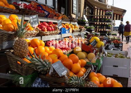 Fruits et légumes à l'extérieur d'un épicier vert Banque D'Images