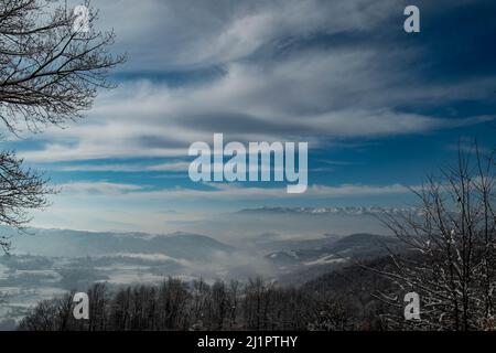 La chaîne de montagne monviso des Langhe piémontais près d'Alba. Couverte par la neige d'hiver de janvier 2022 Banque D'Images