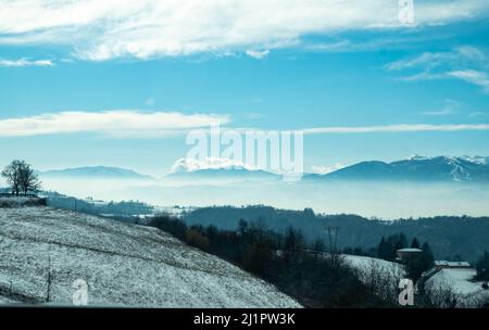 La chaîne de montagne monviso des Langhe piémontais près d'Alba. Couverte par la neige d'hiver de janvier 2022 Banque D'Images