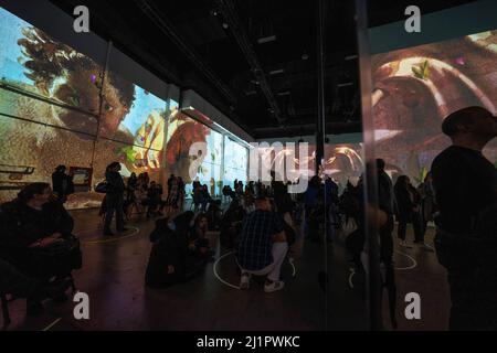 Toronto, Canada. 26th mars 2022. Visiteurs vus lors d'une exposition de collecte de fonds immersive. Une exposition ''˜Immersive Shevchenko: Soul of Ukraine' consacrée à l'œuvre de Taras Shevchenko (1814''"1861), poète et artiste ukrainien, a lieu à Toronto, au Canada. Les produits du projet sont distribués entre la Croix-Rouge et le Fonds de la Banque nationale d'Ukraine. (Image de crédit : © Katherine Cheng/SOPA Images via ZUMA Press Wire) Banque D'Images