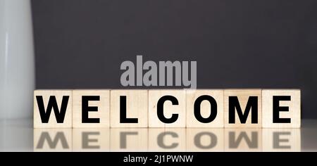 Cubes en bois Bienvenue dans écrit sur un bureau Banque D'Images