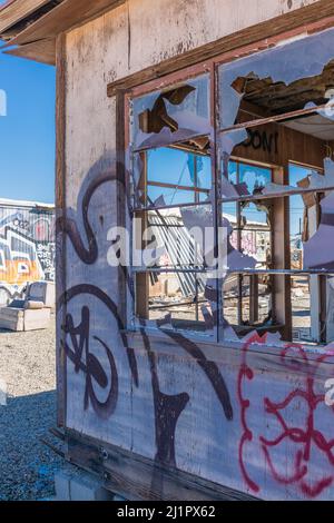 Une maison vandalisée avec des vitres cassées et des graffitis peints en aérosol dans la colonie de Bombay Beach, Californie. Banque D'Images