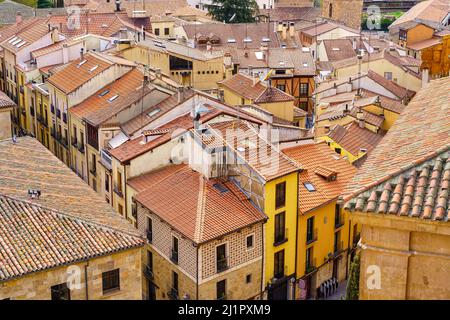 Vue aérienne sur les toits et les vieilles maisons de la ville médiévale de Salamanque, Espagne. Banque D'Images