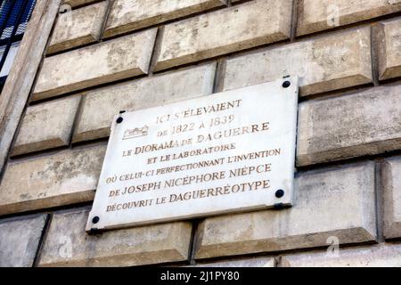 Plaque commémorative Diorama de Daguerre 1822 1839. Traduction du français vers l'anglais : dans ce bâtiment, Daguerre a inventé le Daguerréotype. Il dev Banque D'Images