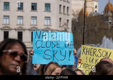 Barcelone, Espagne. 27th mars 2022. Les manifestants tiennent des écriteaux exprimant leur opinion pendant la manifestation. Des centaines de personnes, principalement des Ukrainiens résidant en Catalogne, se sont rassemblées sur la Plaza de Catalunya pour soutenir la résistance du peuple ukrainien contre l'invasion russe. Crédit : SOPA Images Limited/Alamy Live News Banque D'Images