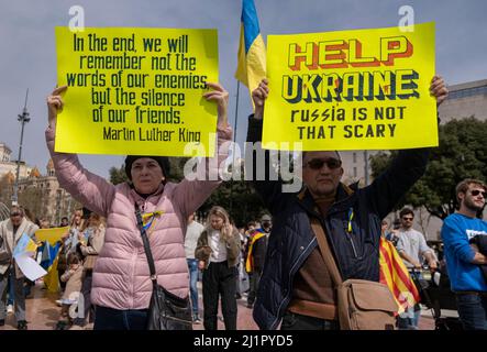 Barcelone, Espagne. 27th mars 2022. Les manifestants tiennent des écriteaux exprimant leur opinion pendant la manifestation. Des centaines de personnes, principalement des Ukrainiens résidant en Catalogne, se sont rassemblées sur la Plaza de Catalunya pour soutenir la résistance du peuple ukrainien contre l'invasion russe. Crédit : SOPA Images Limited/Alamy Live News Banque D'Images