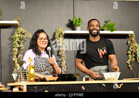 Excel London, Londres, Royaume-Uni. 27 mars 2022. Shelina Permalloo et cally Munchy au théâtre Tariq Halal Cookery. Crédit : Picture Capital/Alamy Live News Banque D'Images