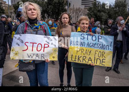 Barcelone, Espagne. 27th mars 2022. Les manifestants tiennent des écriteaux exprimant leur opinion pendant la manifestation. Des centaines de personnes, principalement des Ukrainiens résidant en Catalogne, se sont rassemblées sur la Plaza de Catalunya pour soutenir la résistance du peuple ukrainien contre l'invasion russe. (Photo par Paco Freire/SOPA Images/Sipa USA) crédit: SIPA USA/Alay Live News Banque D'Images