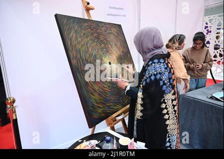 Excel London, Londres, Royaume-Uni. 27 mars 2022. Siddika Juma Live PaintingThe London Muslim Shopping Festival 2022. Crédit : Picture Capital/Alamy Live News Banque D'Images