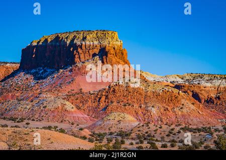 Mesa avec des couches colorées de grès et de gypse exposées après l'érosion au fil du temps Banque D'Images