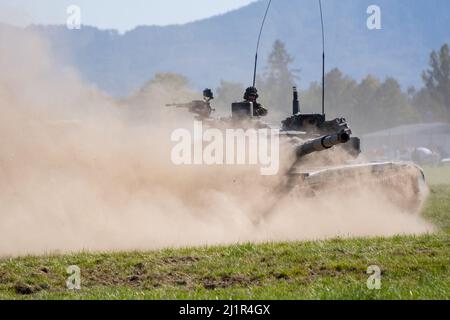 Journées de l'OTAN, Ostrava, République tchèque. 22nd septembre 2019 : chars des forces armées de l'OTAN qui combattent et tissent des canons sur le champ de bataille. T72, BMP ET TR85 Banque D'Images