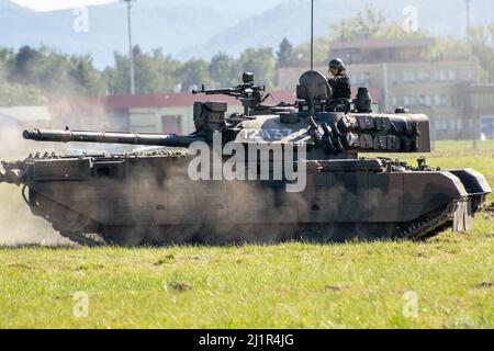 Journées de l'OTAN, Ostrava, République tchèque. 22nd septembre 2019 : les forces armées de l'OTAN se trouvent devant les drapeaux internationaux. Chars d'assaut sur le champ de bataille. T72 Banque D'Images